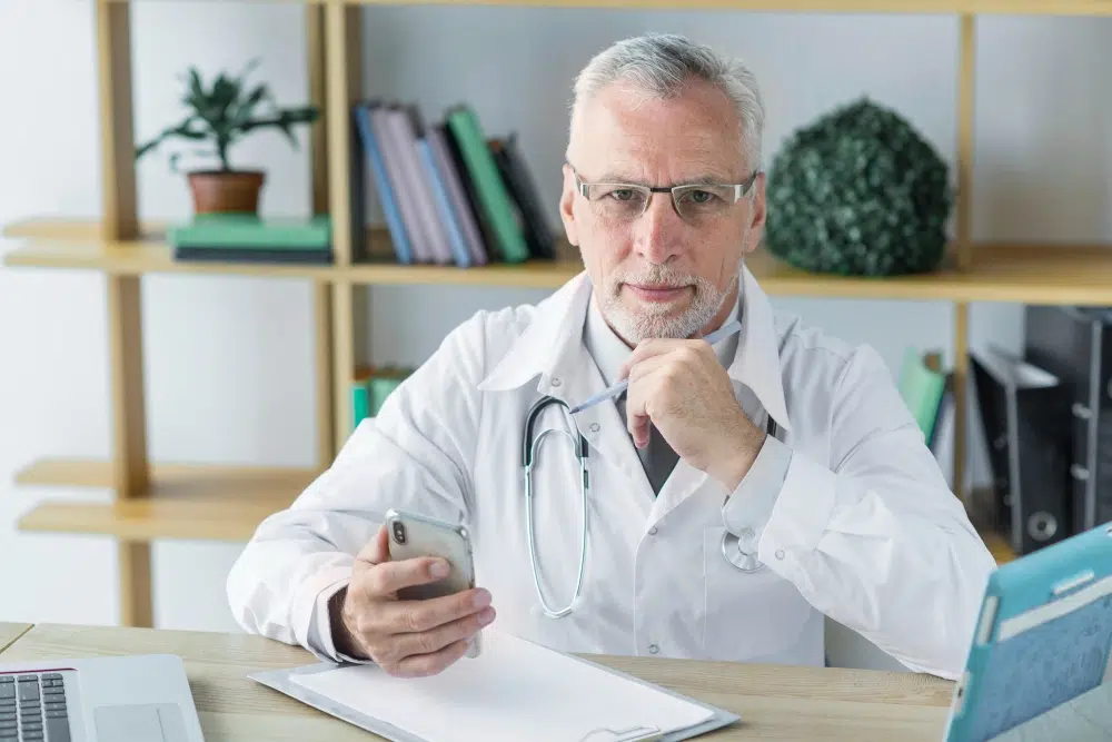 Médico PJ analisando planejamento tributário e impostos 2026 em consultório — CERTA Assessoria São Martinho RS