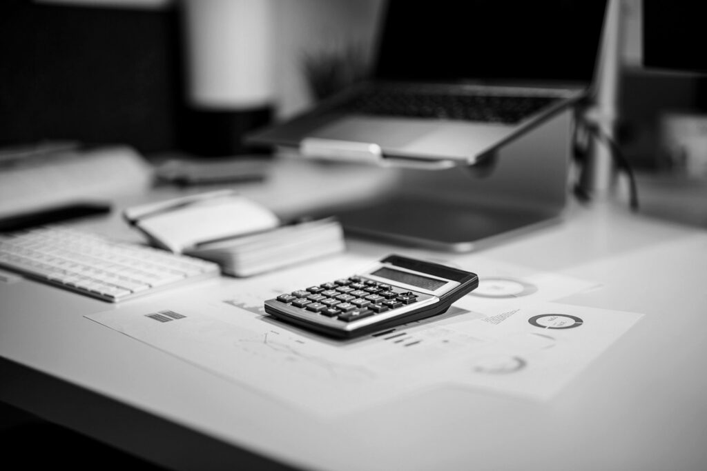 Calculadora sobre relatórios impressos em uma mesa de escritório